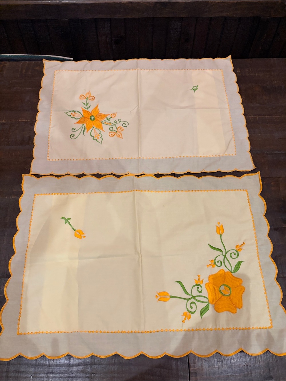 VTG Retro Yellow Orange Flower Scallop Border Embroidered Pillowcases Set